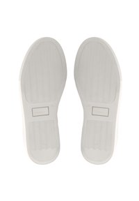 Białe podeszwy sneakersów z teksturowanym gripem, z falistymi liniami i oznaczeniem marki. Gładki, zaokrąglony kształt z lekkim podniesieniem na krawędziach.