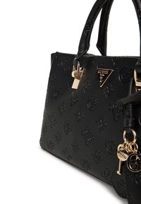 Borsa a tracolla in pelle nera con motivo a logo impresso, hardware color oro, doppi manici e un charm decorativo a forma di chiave.