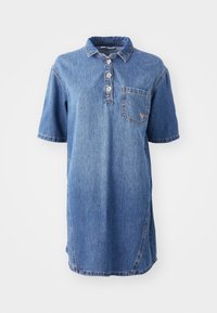 Robe polo en denim bleu clair, manches courtes, col avec trois boutons, poche poitrine gauche et accents sur les coutures latérales.