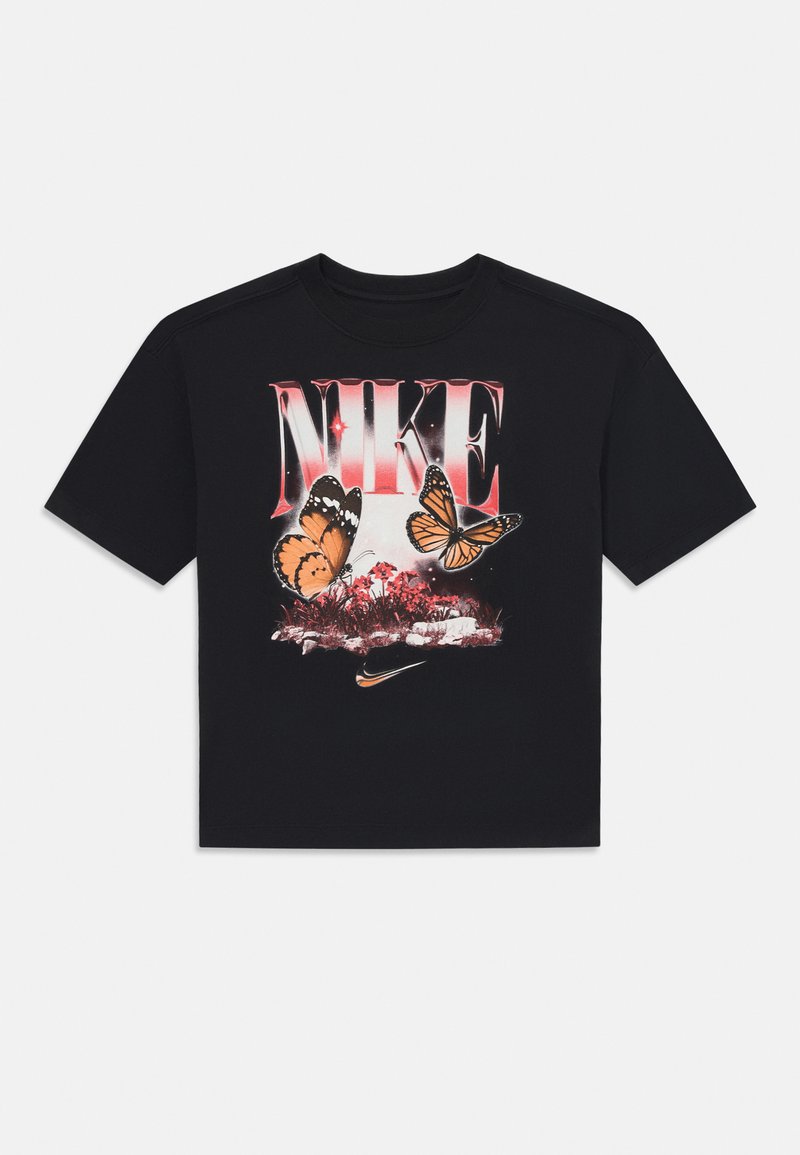 Camiseta negra con un gran gráfico de "NIKE" en colores rojo y dos mariposas naranjas. Tela de algodón suave, ajuste relajado, manga corta.