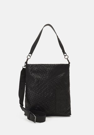 Schwarze strukturierte Schultertasche mit verstellbarem Riemen und geprägtem Logopatch auf glatter Seite vor schlichtem weißem Hintergrund.