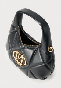 Μαύρη καπιτονέ τσάντα χειρός από λείο δέρμα, με λογότυπο και φερμουάρ σε χρυσό τόνο. Η λαβή είναι στρογγυλεμένη και ραμμένη για ανθεκτικότητα.