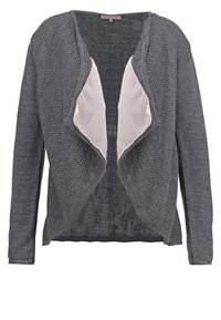 Cardigan grigio con apertura frontale, caratterizzato da una texture lavorata a maglia e una morbida fodera in satin rosa. Maniche lunghe e un drappeggio rilassato.