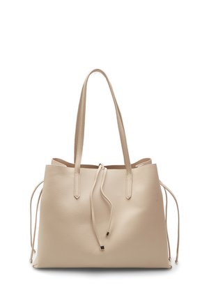 Sac fourre-tout en cuir beige avec longues anses, détails à cordon latéral et fermeture à nouer sur le devant, présenté sur fond blanc.