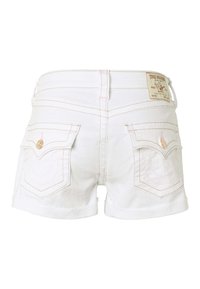 Short en denim blanc avec poches à rabat, fermetures boutons, coutures contrastées et un patch en cuir marqué sur la ceinture arrière.