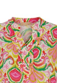 Multifarvet bluse med et blomstret paisley-mønster. Fremstillet af letvægtsstof med en flæsekrave og knaplukning foran.