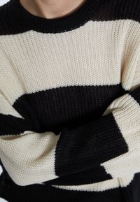 Stradivarius Sweter