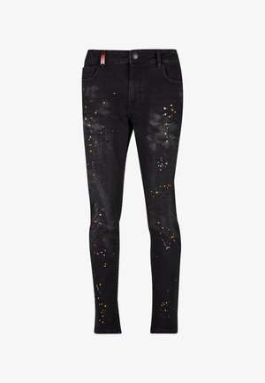 Czarne dżinsy o slim fit z kolorowymi plamami farby w odcieniach czerwieni, żółci i bieli, oraz klasycznym pięciopocketowym wzorem.