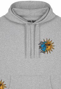 Felpa grigia con tasca frontale. Presenta un'illustrazione di un sole giallo e una luna blu con nuvole sul petto. Materiale in cotone.