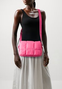 Marc O'Polo PINAR - Axelremsväska - rose pink