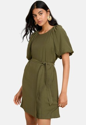 Olivengrünes Kleid mit lockerem Schnitt, Puffärmeln und einem gebundenen Taillengürtel. Hergestellt aus leichtem Stoff, mit einem knielangen Saum.
