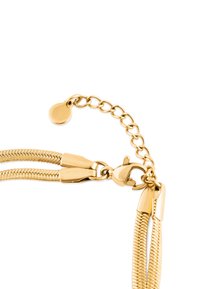 Bransoletka ze złotego metalu z wzorem łańcuszka, gładką fakturą i zapięciem na karabińczyk z regulowanym przedłużeniem.