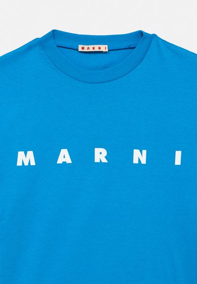 Plava majica s okruglim izrezom i bijelim velikim slovima koja ispisuju "MARNI" preko prsa te malom tkanom oznakom brenda unutar ovratnika.