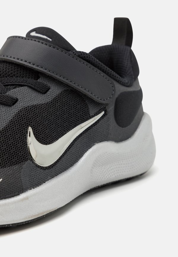 REVOLUTION 7 UNISEX – Laufschuh Straße