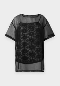 Schwarzes, durchsichtiges Oberteil mit weiten, kurzen Ärmeln, vorne mit einem floralen Spitzenmuster und einer glatten, leicht glänzenden Textur.