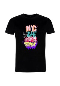 Černé bavlněné tričko s barevným graffiti-style textem: "NYC," "LA," "Paříž," a "Londýn," s kapajícími akcenty v purpurové a růžové.