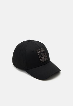 Sort baseballcap med broderet mærke, der viser bjergdesign og teksten "ellesse 78 Cervinia Alpine Ski Mountain."