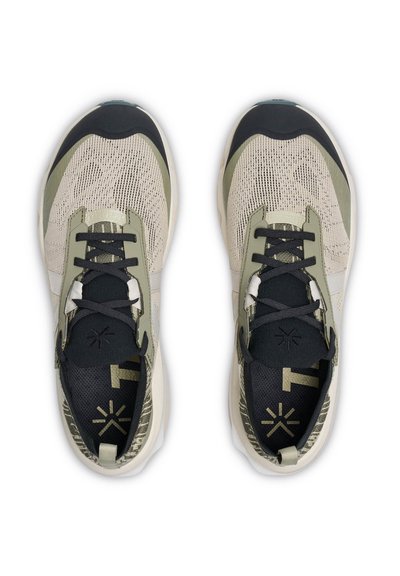 Paire de chaussures de sport beige et vert olive avec des lacets noirs et des semelles rembourrées, vues de dessus sur un fond blanc.
