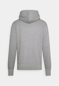 Felpa grigia con cappuccio, dotata di maniche lunghe, una texture morbida, polsini e orlo a costine, e un retro liscio e semplice.