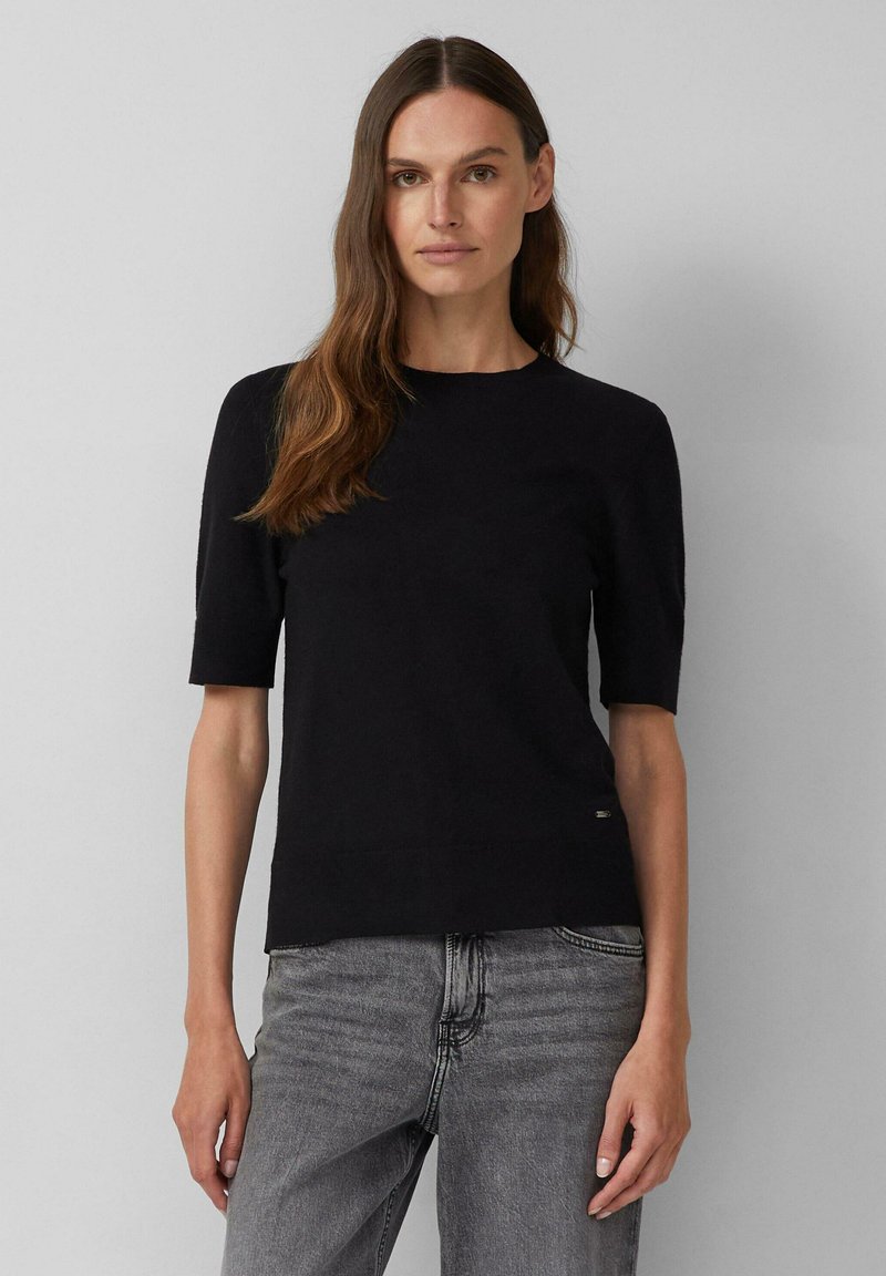 Zwart T-shirt met korte mouwen en een ronde hals, gemaakt van zachte stof. Heeft een rechte snit en een subtiele logodetail aan de onderkant.