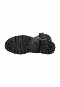 Schwarze Gummistiefelsohle mit tiefen Profilmustern, robustem Material und einem verstärkten Zehenbereich für Haltbarkeit und Traktion.