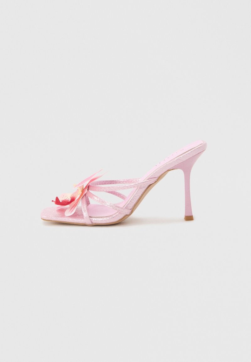Sandalo rosa con cinturino, tacco a spillo e decorazione frontale con fiore rosa a più strati.