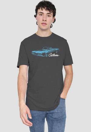 Graues T-Shirt mit einem blauen Autodruck und dem Text "Cutlass". Kurze Ärmel, Rundhalsausschnitt, aus weichem Baumwollmischgewebe.