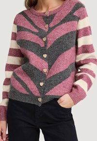 Cardigan lavorato a maglia in rosa, grigio e crema con un motivo a foglia, bottoni a forma di cuore e maniche a righe. Texture morbida, scollatura rotonda.
