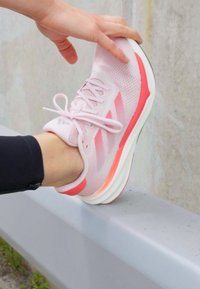adidas Performance SUPERNOVA STRIDE - Hardloopschoenen voor op de weg - sandy pink/preloved scarlet/alumina