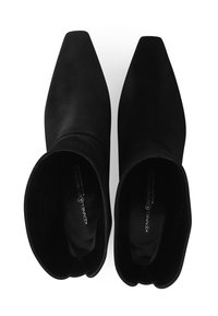 Een paar zwarte suède enkellaarzen met vierkante neuzen, gezien van bovenaf, met het merk "Kennel & Schmenger" aan de binnenkant.