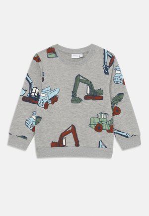 Sweat-shirt grise à manches longues pour enfants, imprimé avec des illustrations colorées de véhicules de construction tels que des excavatrices, des camions-bennes et des chargeuses.