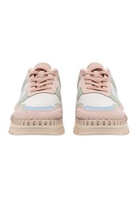 Zapatillas que combinan ante rosa, verde y azul con una suela de crema texturizada. Los cordones son de un rosa pálido, con detalles de costura en contraste.