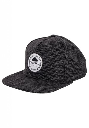 Zwarte pet met een visgraatpatroon en een vlakke klep, voorzien van een ronde logo-patch aan de voorkant en zwarte drukknoopsluiting aan de achterkant. Structuurstof.
