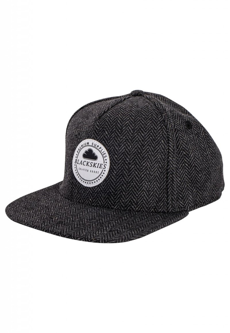 Zwarte pet met een visgraatpatroon en een vlakke klep, voorzien van een ronde logo-patch aan de voorkant en zwarte drukknoopsluiting aan de achterkant. Structuurstof.