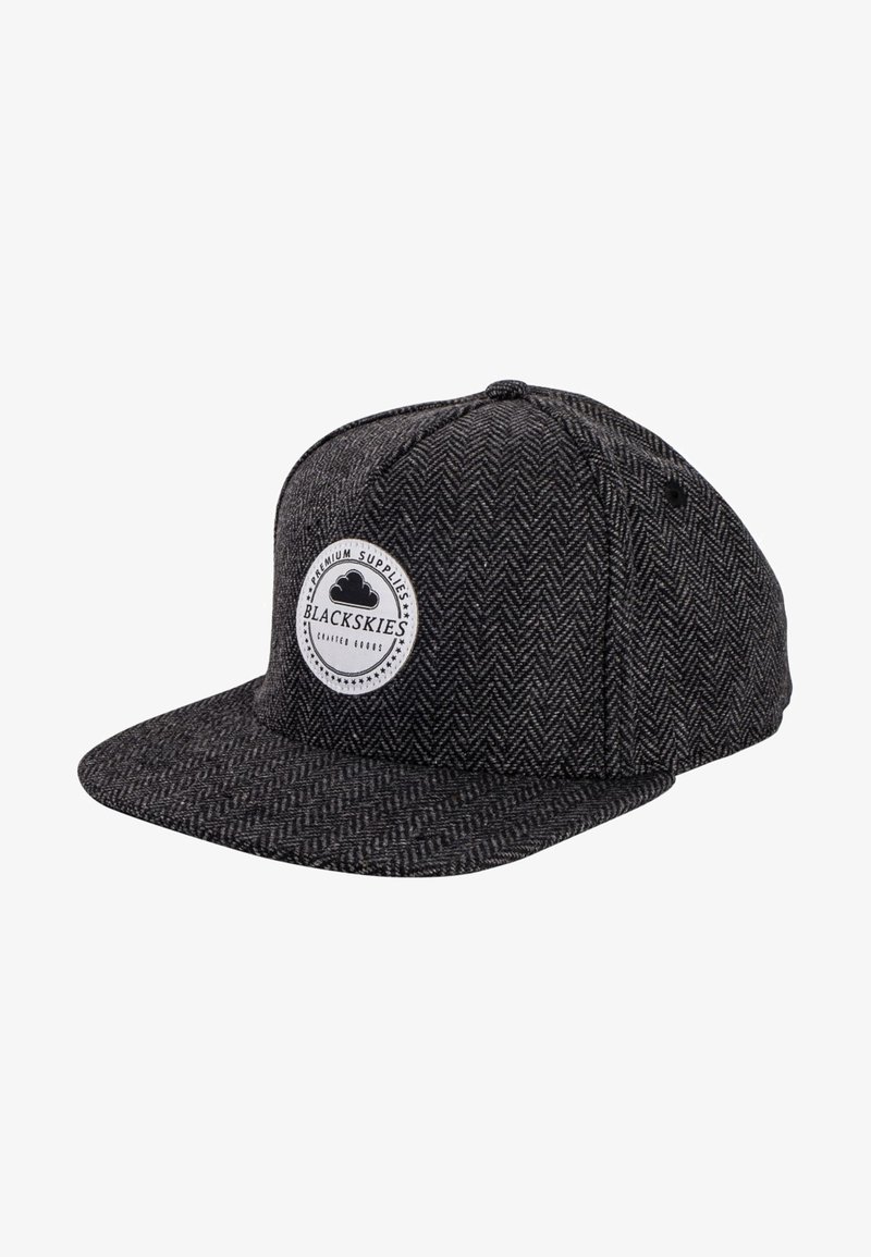 Zwarte pet met een visgraatpatroon en een vlakke klep, voorzien van een ronde logo-patch aan de voorkant en zwarte drukknoopsluiting aan de achterkant. Structuurstof.
