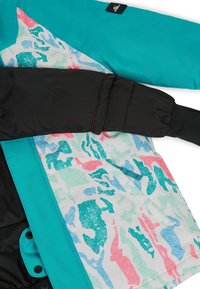 Teal jakke med en sort ærme har et farverigt camouflage mønster i pastel pink, blå og grøn. Glat tekstur med kontrasterende accenter.