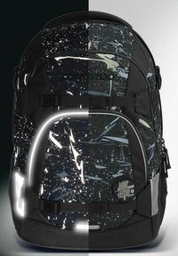 Rucksack mit schwarzem Grund, der ein Spritzmuster in Blau und Weiß zeigt. Mit reflektierenden Akzenten und verstellbaren Trägern.