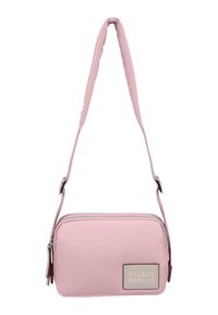 Borsa sintetica rosa con una sola tracolla regolabile, forma rettangolare, chiusura con zip e una toppa testurizzata con la scritta "STUDIO BERLIN."