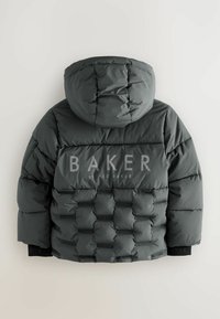 Dunkelgraue, gepolsterte Jacke mit Kapuze. Sie verfügt über ein gestepptes Design und der Markenname "BAKER" ist in subtiler Schrift auf dem Rücken aufgedruckt.