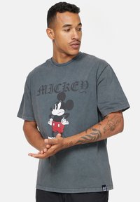 Šedé bavlněné tričko s distressed grafikou Mickey Mouse v černé a červené barvě, krátké rukávy a kulatý výstřih.