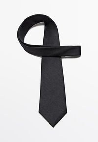 Cravatta in raso nero con una texture liscia, caratterizzata da una forma classica stretta e punta appuntita, mostrata in una posizione attorcigliata su uno sfondo bianco.