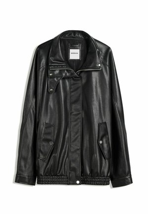 Veste en cuir noir avec fermeture éclair à l'avant, patte de boutonnage, deux poches latérales et ourlet élastiqué. Elle présente un col structuré et une texture lisse.
