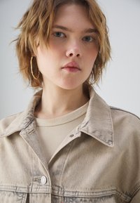 Levi's® 90S TRUCKER - Jakna iz džinsa - coastal khaki
