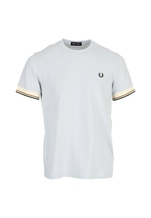 Lichtgrijs T-shirt met korte mouwen en ronde hals, dunne crème en donkere strepen op de mouwboorden en een klein zwart lauwerkranslogo op de borst.