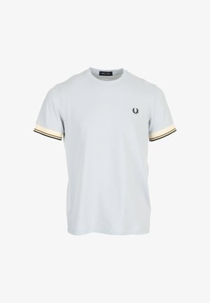 Lichtgrijs T-shirt met korte mouwen en ronde hals, dunne crème en donkere strepen op de mouwboorden en een klein zwart lauwerkranslogo op de borst.