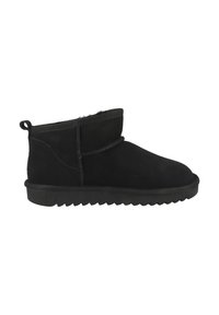 Botines negros de ante con forro suave, que cuentan con costuras sencillas, un tirador y una suela de goma texturizada.
