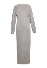 Rochie lungă, tricotată, de culoare gri, cu mâneci lungi, guler rotund și un strălucire subtilă. Textură netedă cu o siluetă dreaptă.