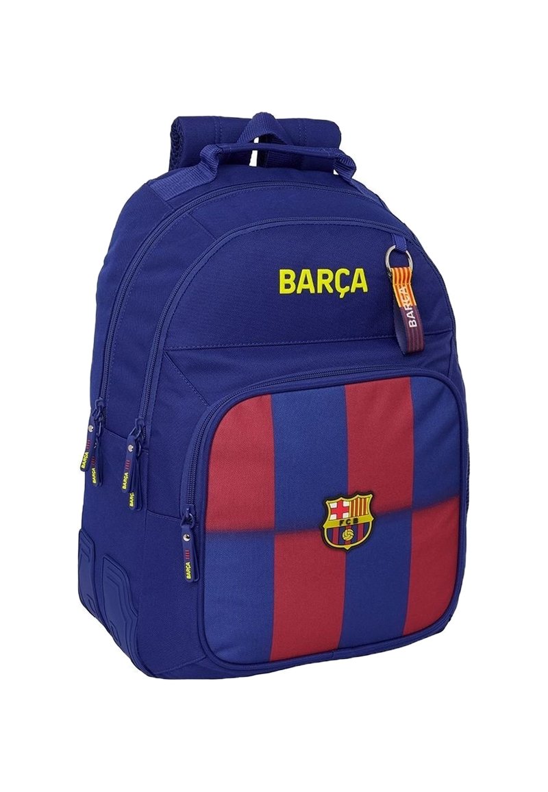 Niebieski plecak w czerwono-niebieski paski, z napisem "BARÇA" w żółtym kolorze. Posiada naszywkę z logo, wiele zamków błyskawicznych oraz wyściełane szelki.