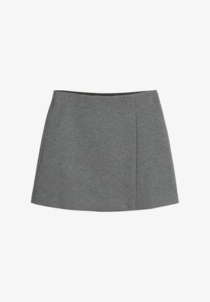 Szara spódnica wykonana z miękkiego materiału, o rozkloszowanym kroju i elastycznym pasie. Prosty design bez widocznych wzorów czy zdobień.