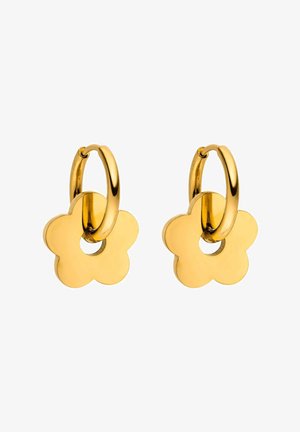 Goldene Creolen-Ohrringe mit glatten, polierten, blumenförmigen Anhängern, die in der Mitte vor einem weißen Hintergrund baumeln.